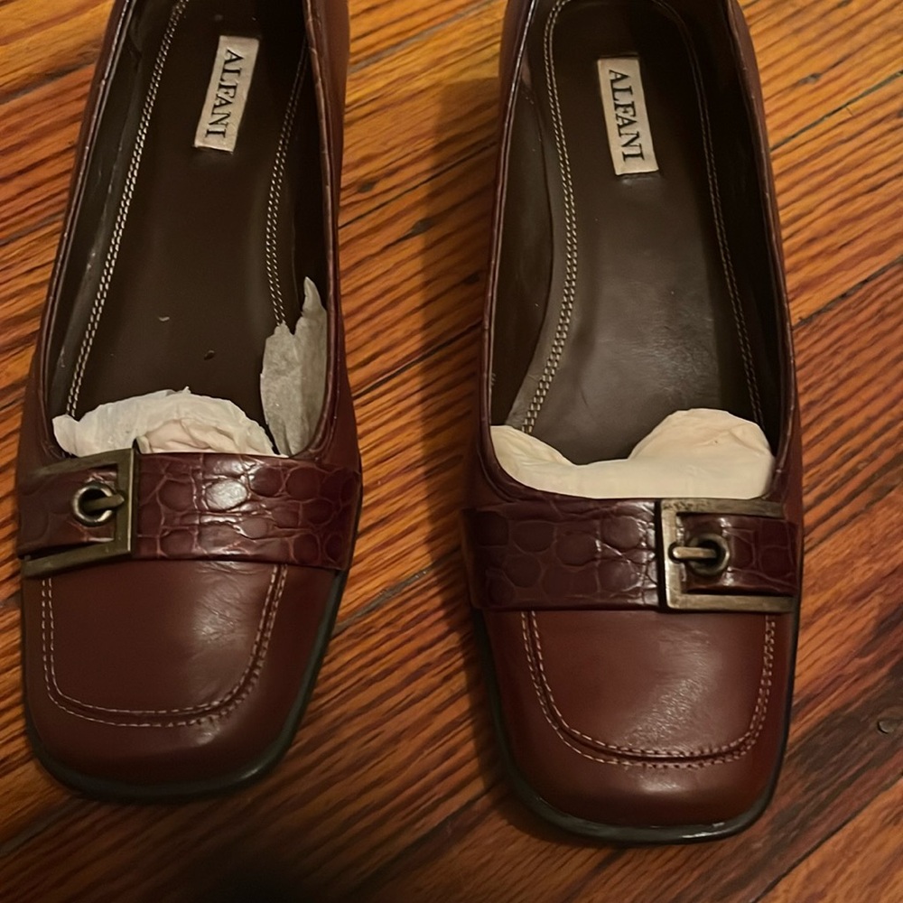 Women’s shoes of Alfani Small Heel brown a